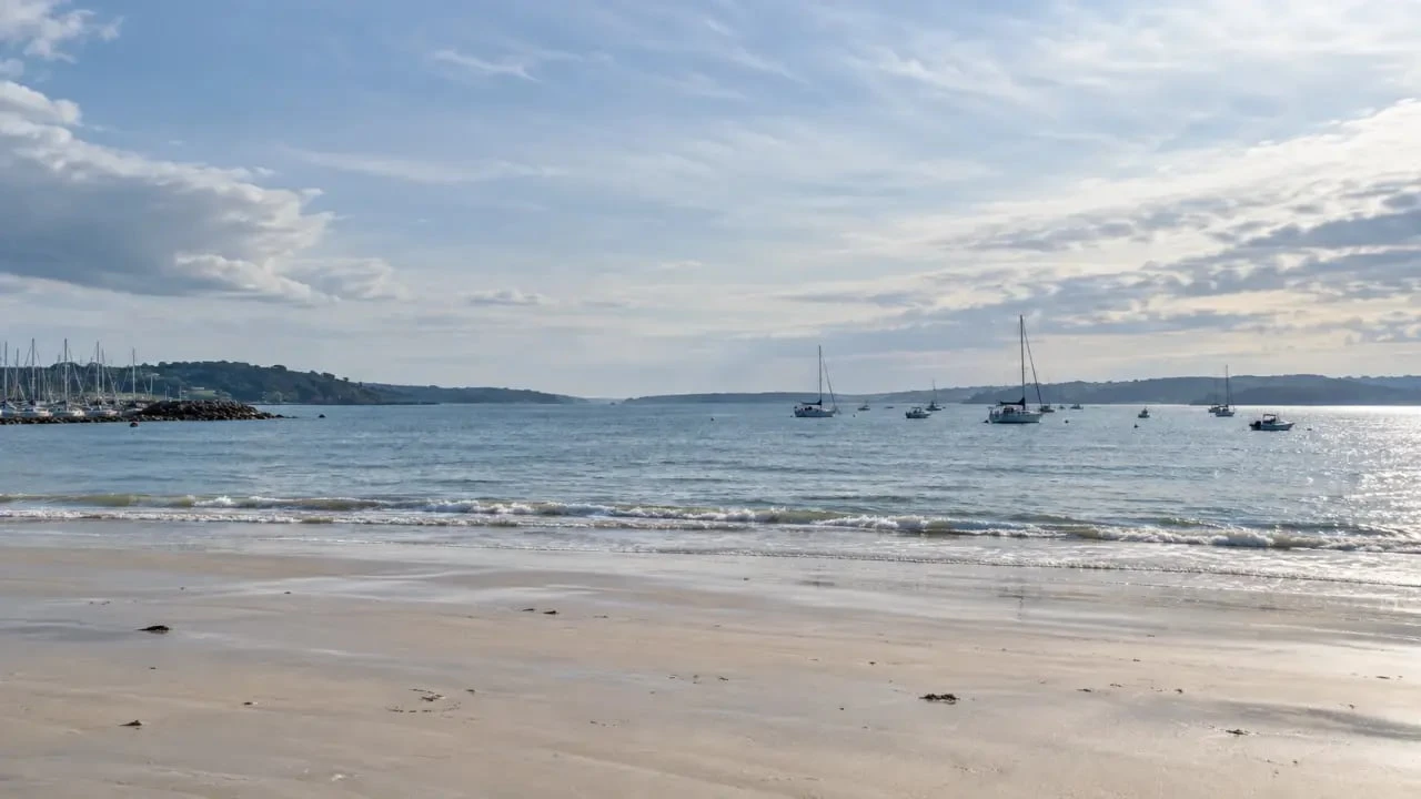 Plage du Moulin Blanc à Brest avec la rade et les bateaux du port de plaisance
