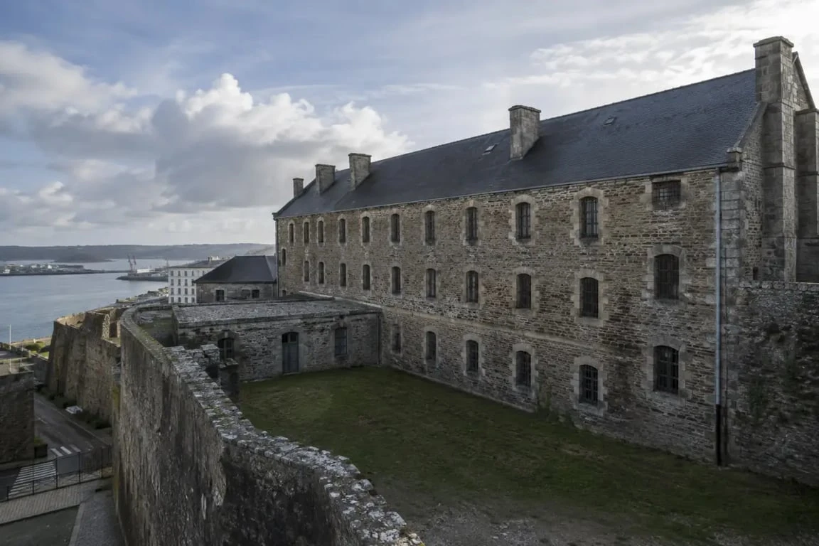 Visiter Pontaniou à Brest : vue extérieure de l’ancienne prison à Recouvrance