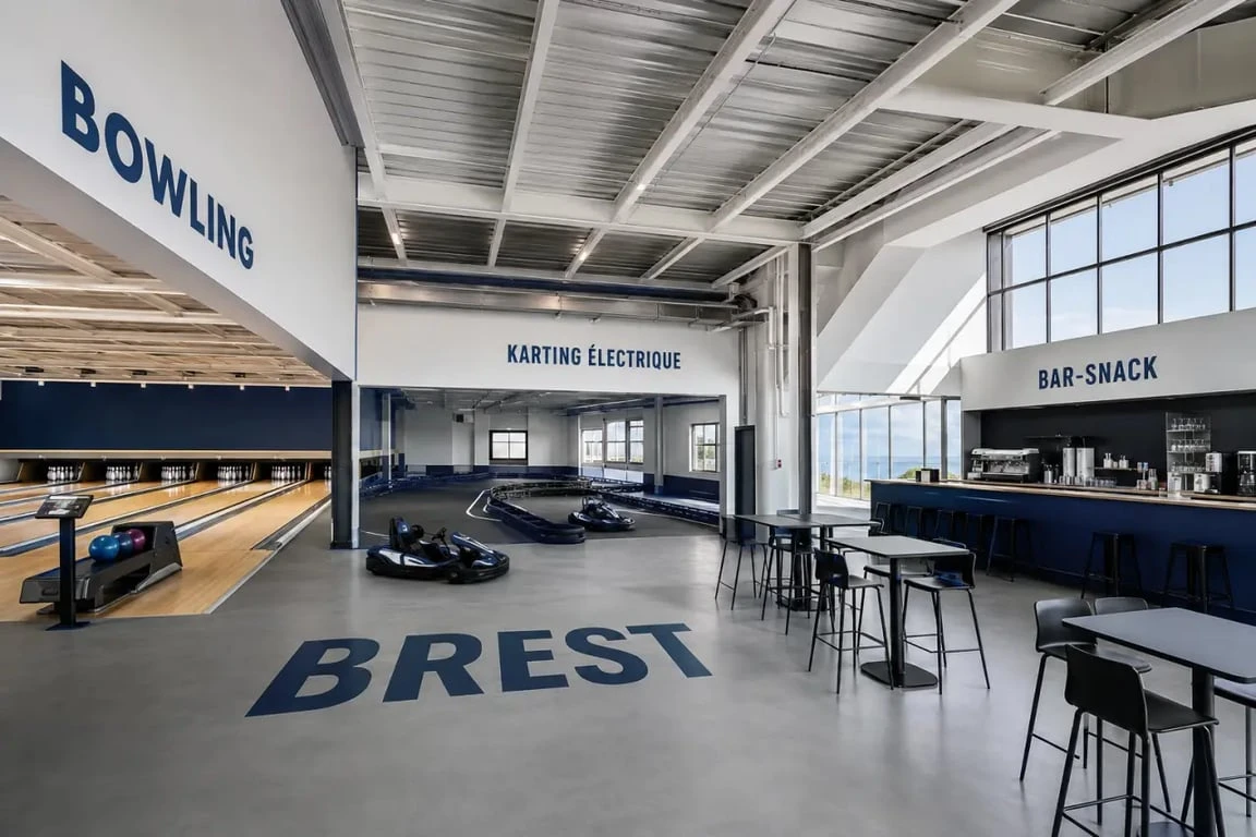 Speed park brest, vue intérieure d’un complexe de loisirs indoor avec bowling et karting électrique
