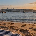 Plage du moulin blanc à Brest, serviette et vue sur la rade avant baignade