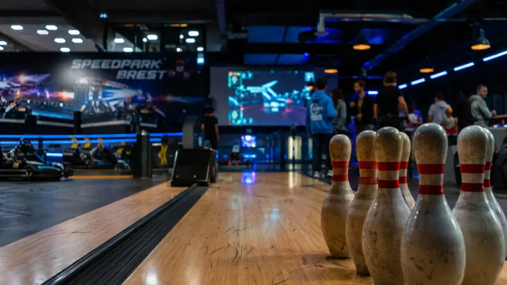 Speed park brest : piste de bowling indoor, quilles en bois et joueurs