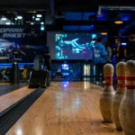 Speed park brest : piste de bowling indoor, quilles en bois et joueurs