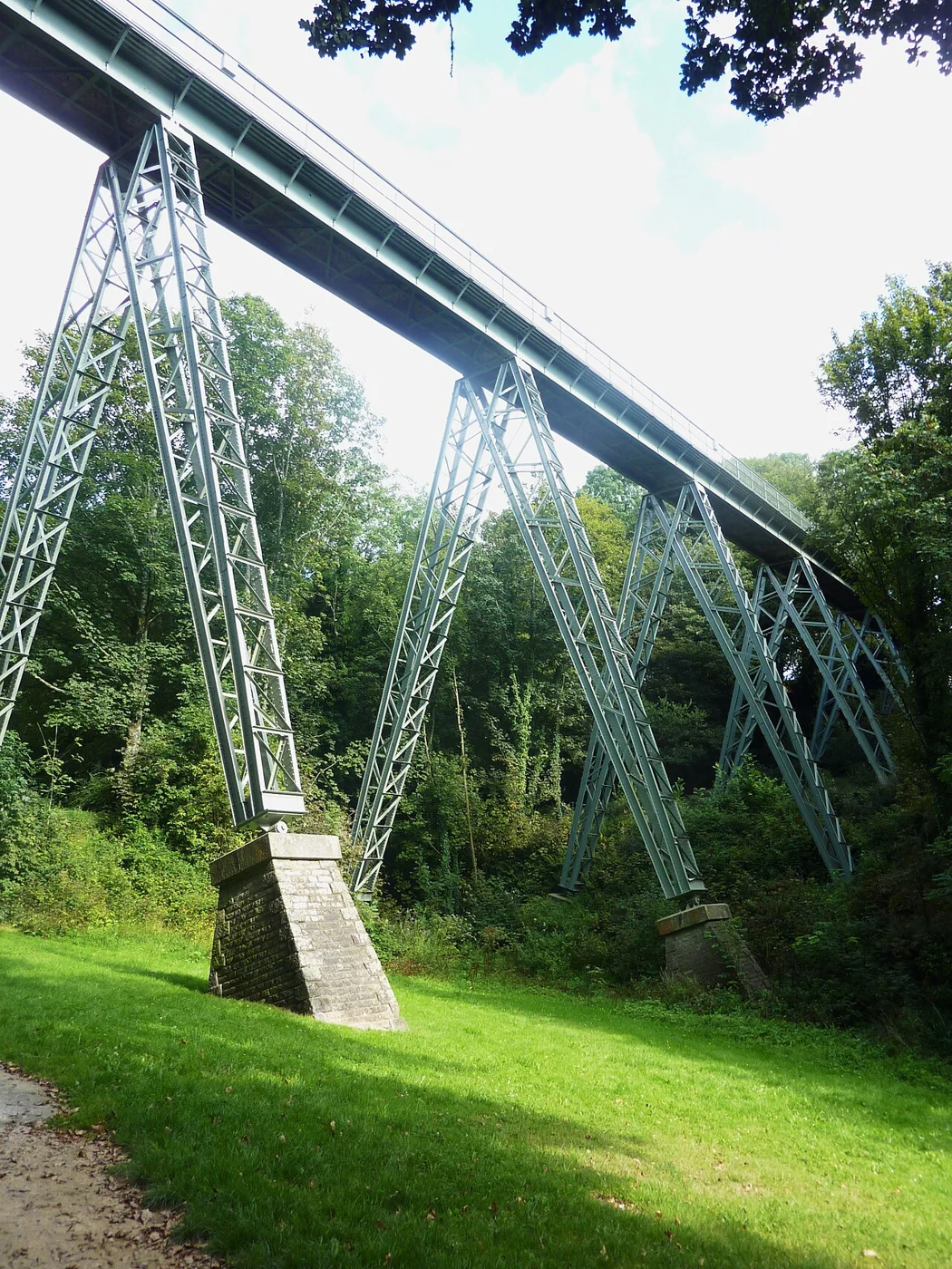 La passerelle de l’ancienne voie ferrée vue du bois de la Brasserie.