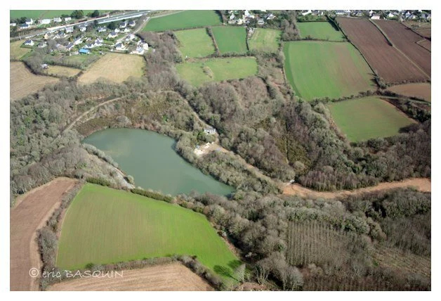 Vue aérienne de la vallée du Costour, photographie historique du site.
