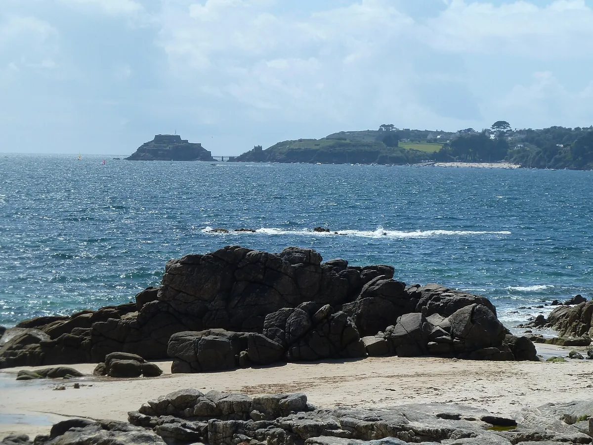 Le fort de Bertheaume vu depuis la plage de Portez à Locmaria-Plouzané