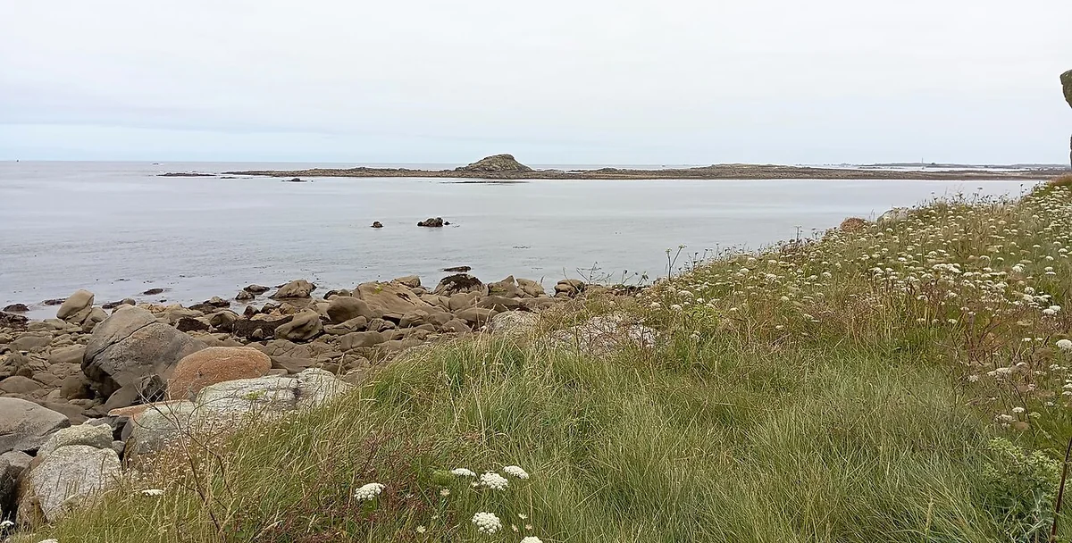 Les rochers de Carrec Cros à marée basse, vus depuis la pointe à l’ouest de la plage de Tréompan